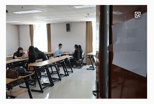 21岁女子穿热裤面试, 女孩几个字让男面试官羞