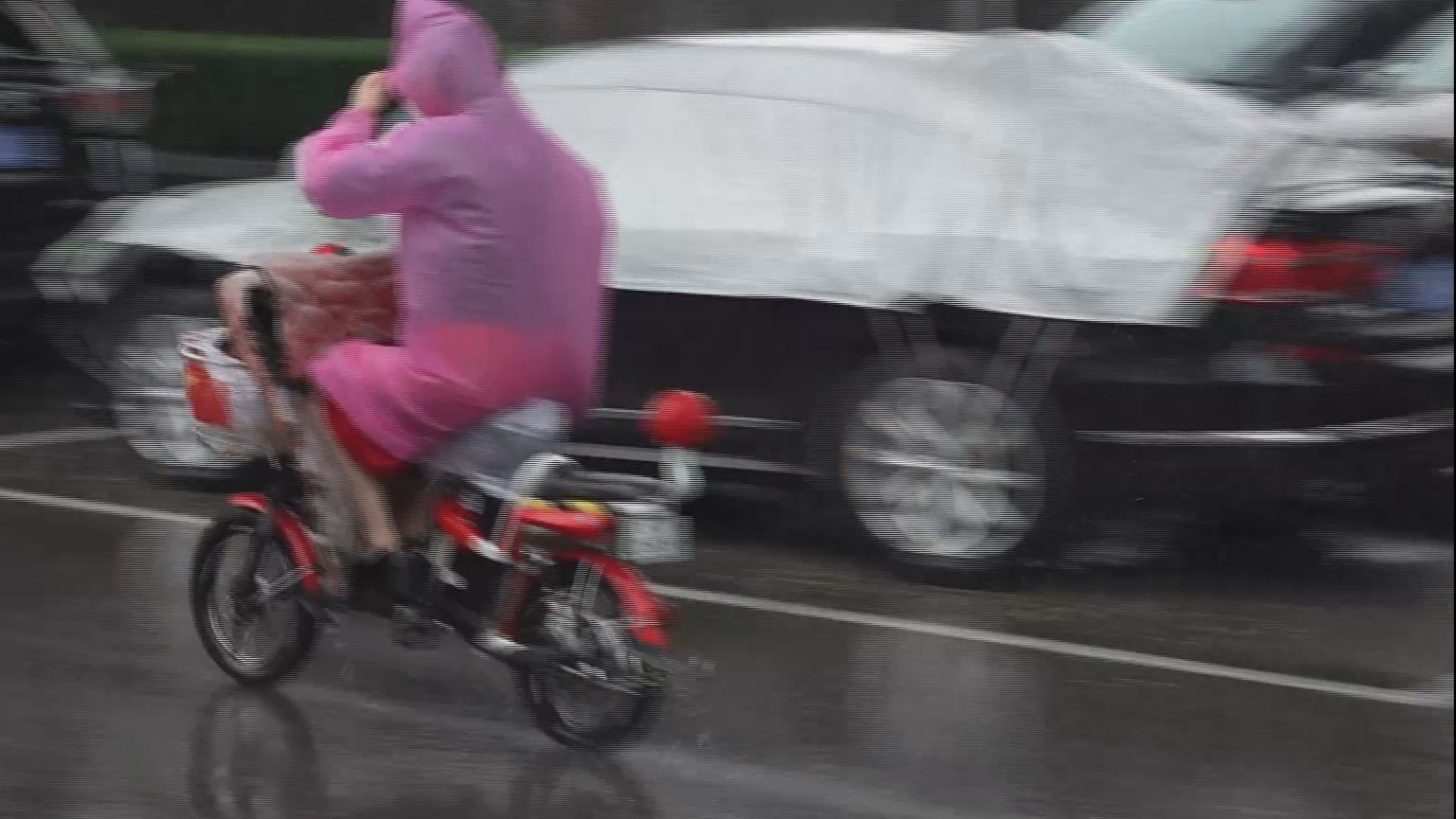 北京迎雷雨天气 5月11日气温回落阵风7级