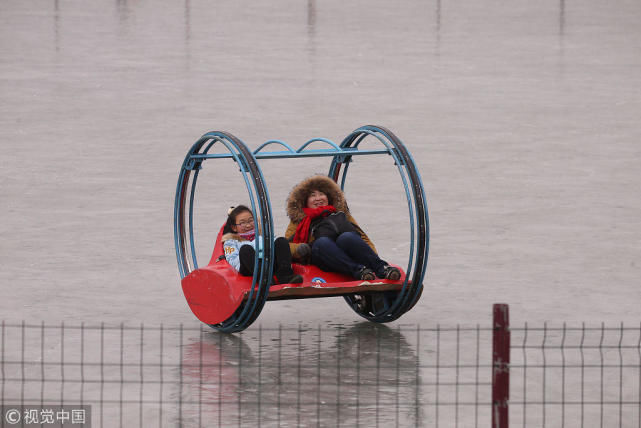 北京颐和园昆明湖冰场人气旺 市民体验冰趣