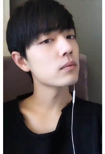 中,肖战的锁骨,蔡徐坤的逆天睫毛,都比不上这位男神的三眼皮-北京时间