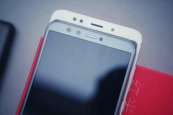 红米5 Plus开箱上手:始于红米,忠于红米?对比荣