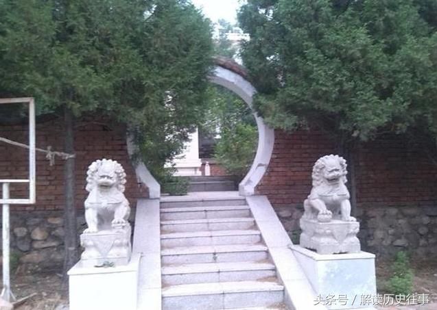 王洪文墓,位于德陵公墓,他小时候是个放猪娃,后