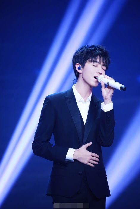 TFBOYS台下和台上表现:王俊凯和千玺差别大