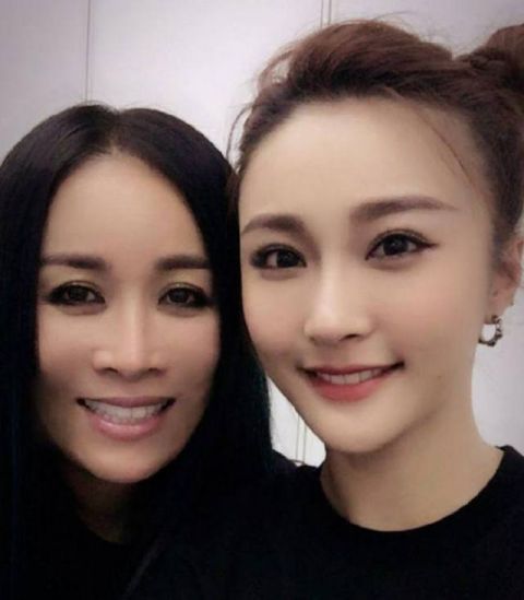 她身家30亿,参加《中国好声音》被那英赏识,47岁妈妈比女儿还美