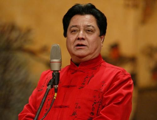 相由心生,相差一岁的李金斗尽显老态,而石富宽却是精神闪烁