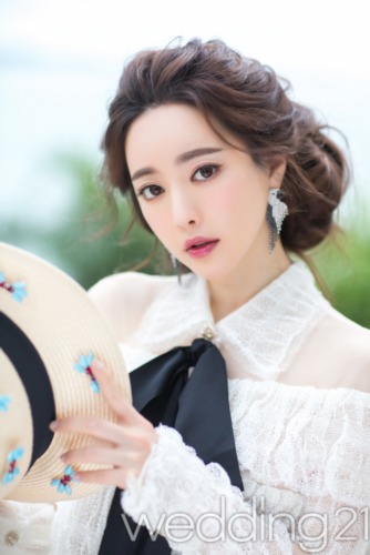 组图:洪秀儿婚纱杂志写真公开 粉裙迷人身材好