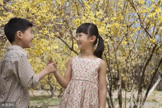 父母得知12岁女孩早恋,跑去扇女儿耳光,看到男