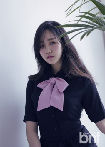 组图:韩女星陈智熙拍写真 梦幻氛围演绎成熟魅力