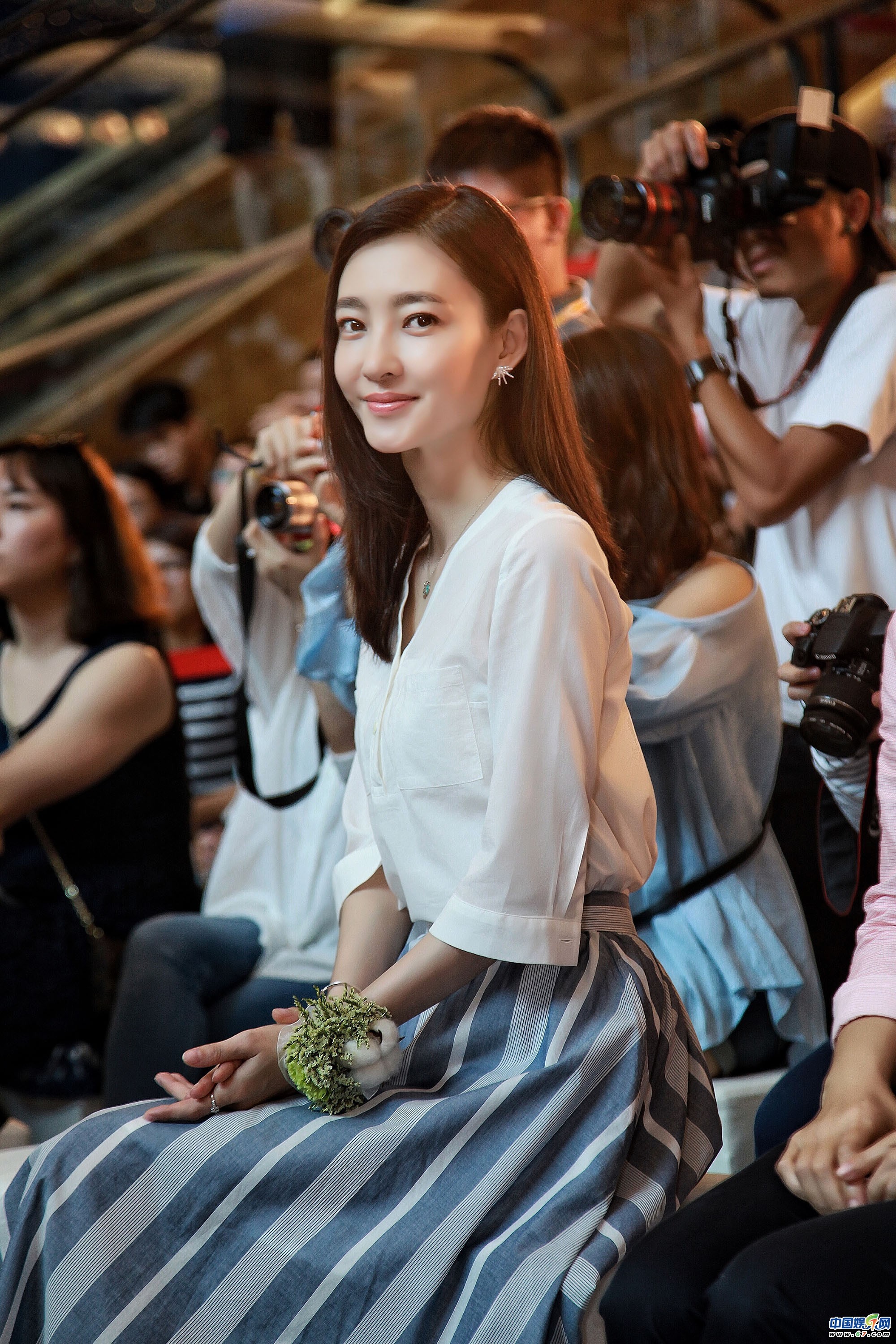 王丽坤优雅亮相活动 侧颜撩发美得不可方物!