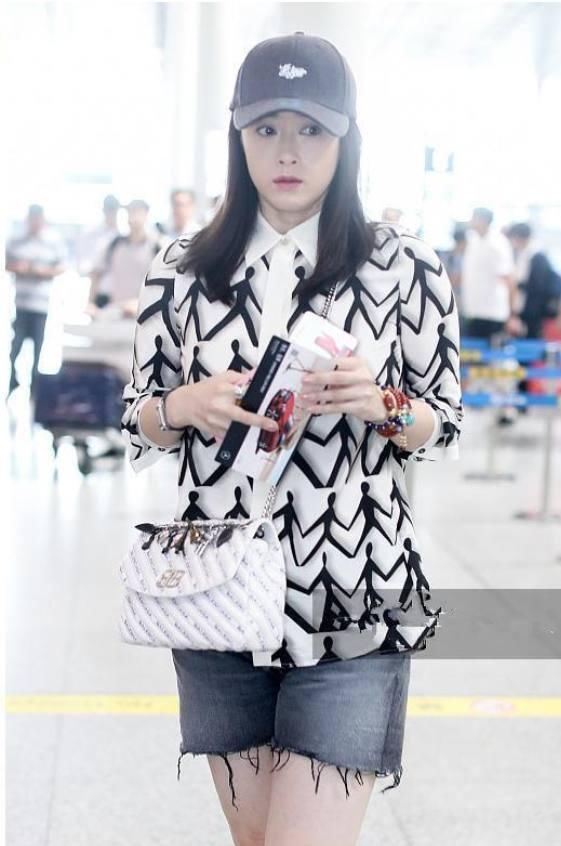 蒋欣这大粗腿穿短裤真心不好看,网友:确实挺胖