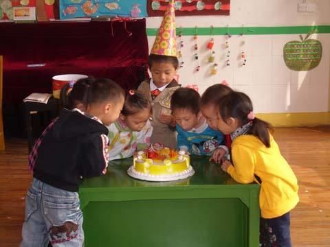 好心去幼儿园分享的蛋糕,被女儿哭着拎回家,老