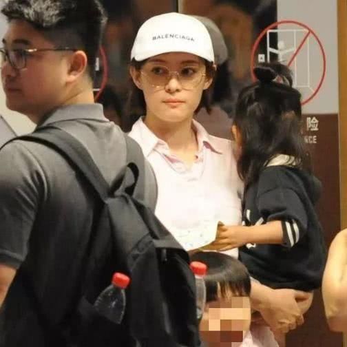 邓超一家现身商场逛街,孙俪穿着引网友赞 整个