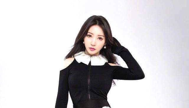 柳岩身材真好, 这一身黑色连衣裙穿的招人喜, 姑