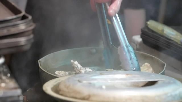 中国姑娘日本旅游,300元吃三只生蚝,还要留在