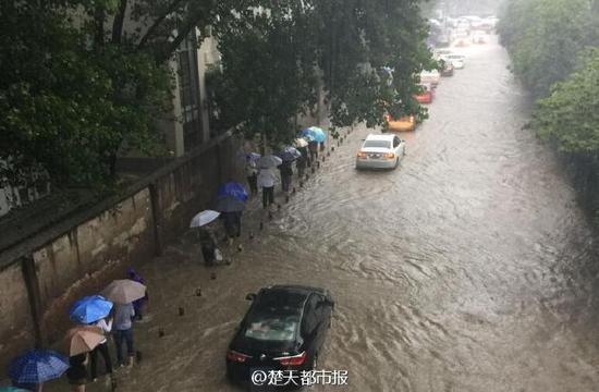 武汉暴雨开启看海模式：让我们荡起双桨