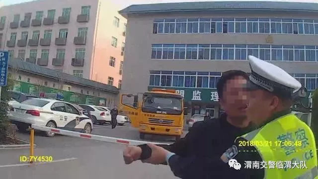 渭南交警临渭大队:摩托车驾驶人酒驾且无证 你