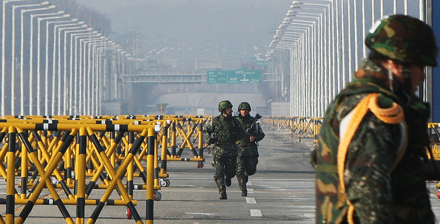 1994年10月31日,京畿道杨州郡陆军某部一等兵文某在射击场向教官们开枪,造成2人死亡,数人受伤。图为韩国军队演习