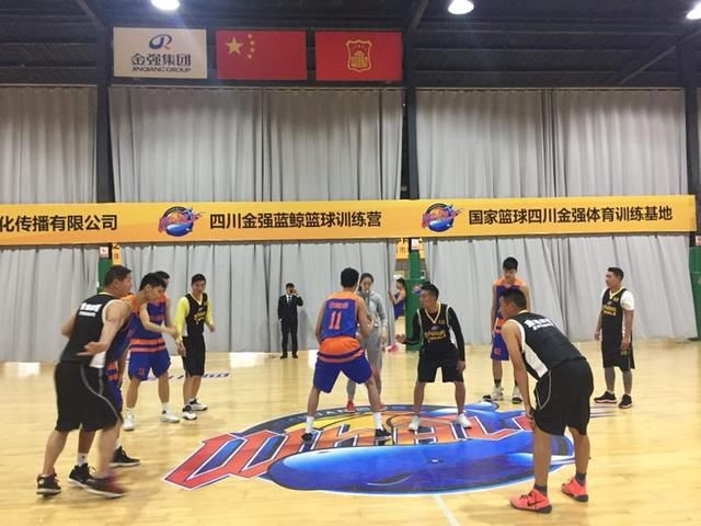 金强蓝鲸篮球训练营全川基层篮球教练公益培训