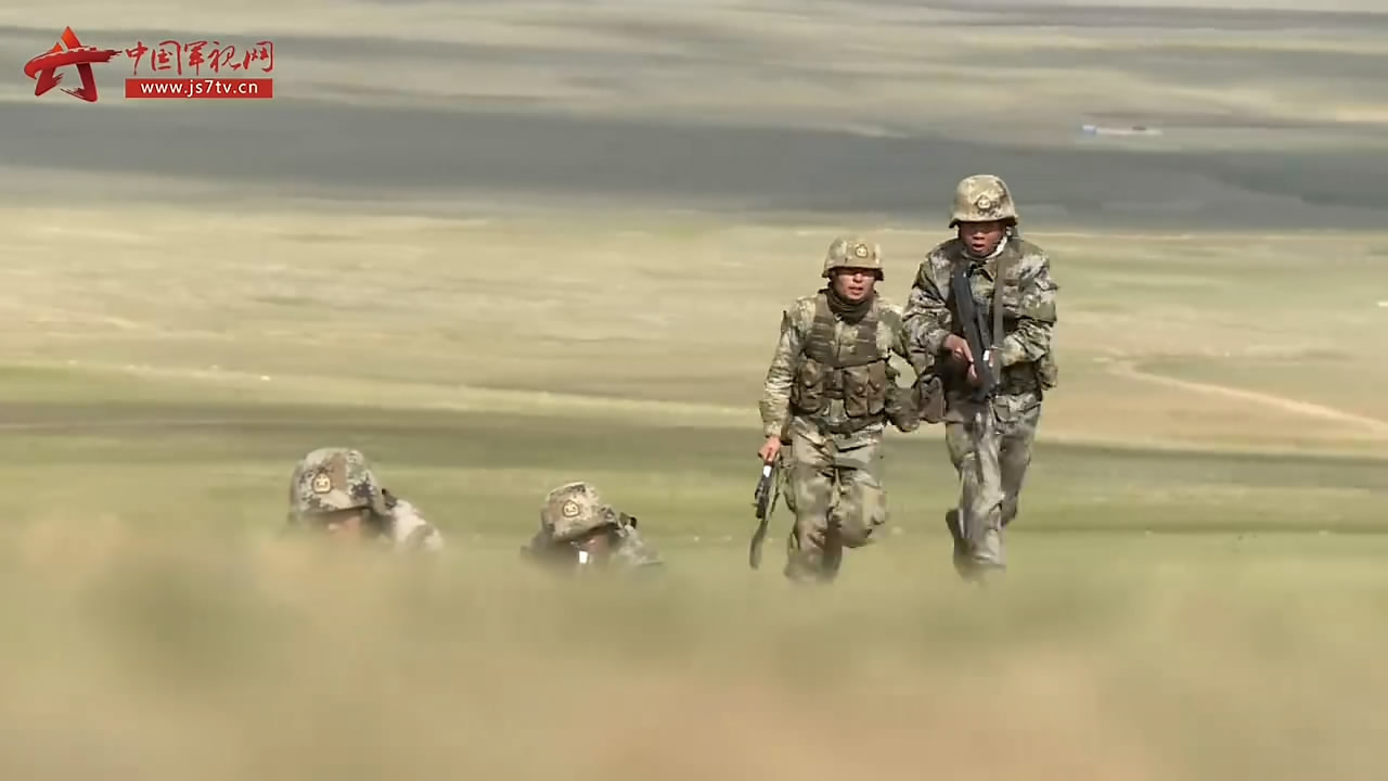 近日，西藏军区某旅全员全装机动至海拔5000米青藏高原就兵力快速投送、信息化装备应用、多兵种联合攻击等要素展开实兵实弹演练。