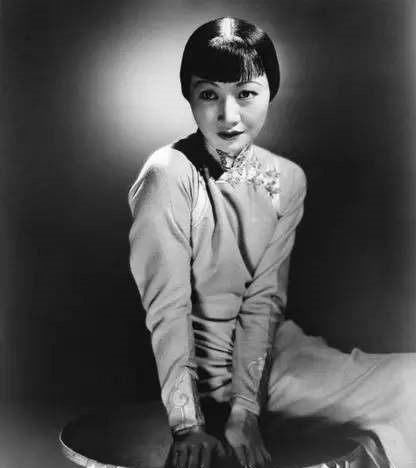 只是因为在人群中都看了你一眼,两人就确认了眼神,赵四小姐被少帅的