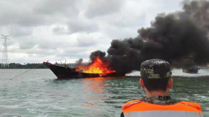 海南文昌:渔船突发火情 海警迅速处置 海南文昌:渔船突发火情 海警迅速处置