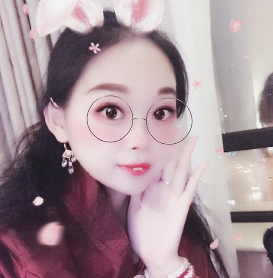 赵丽颖小3岁亲妹妹曝光,同混娱乐圈,差距不是