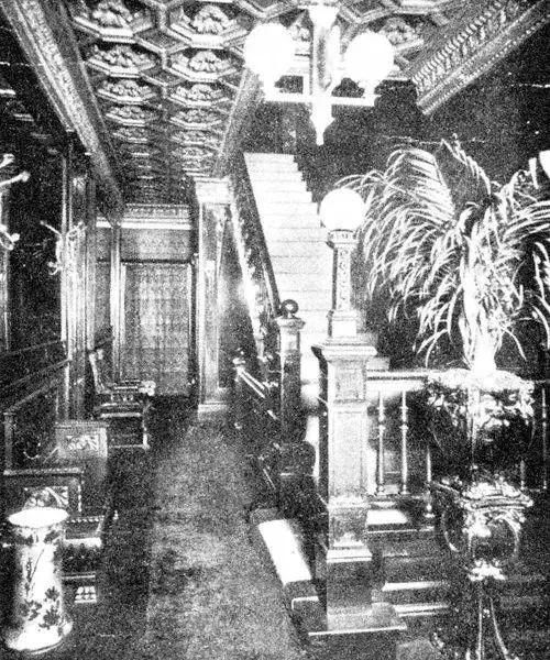 用高跟鞋喝酒,亏你想得出来!