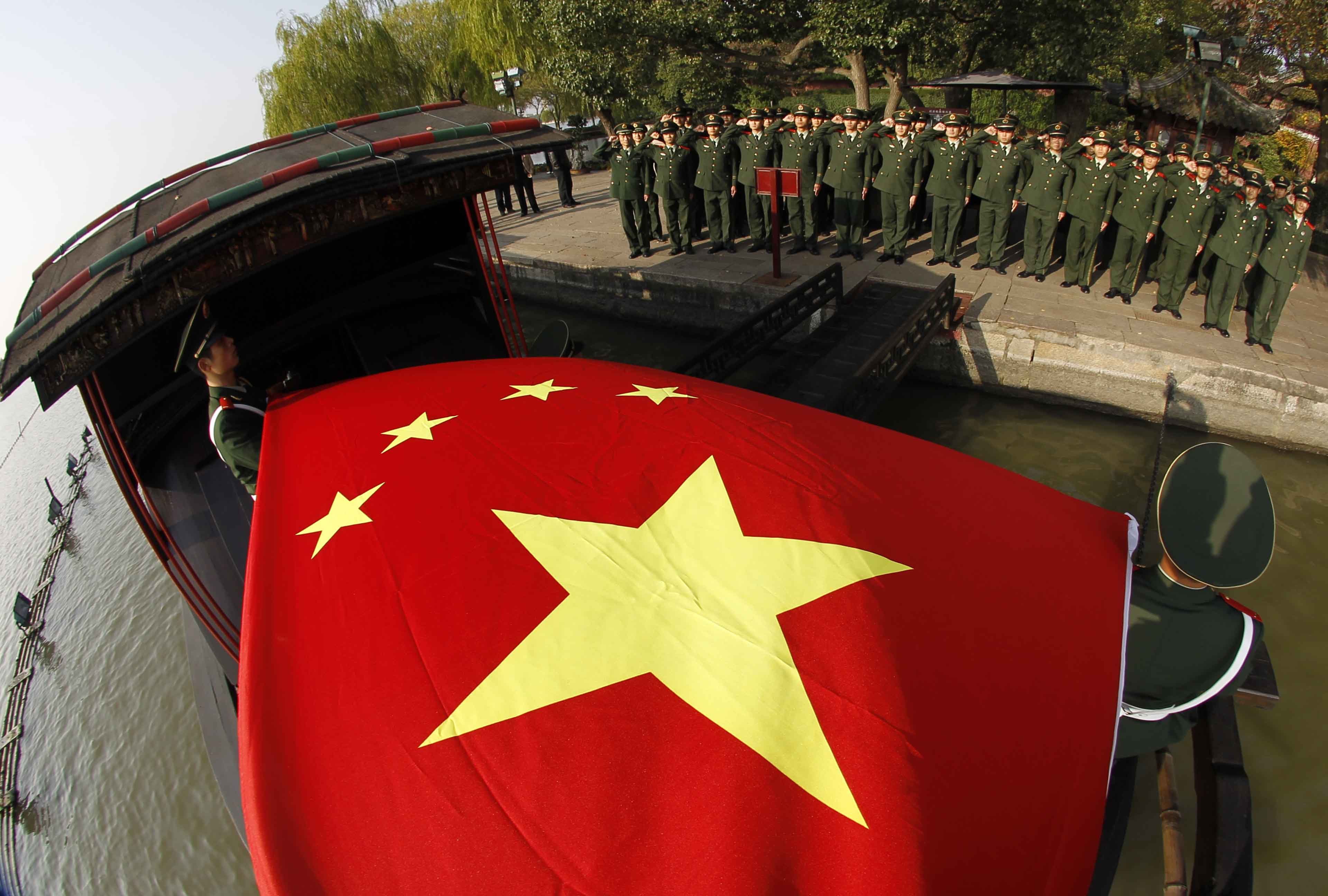每逢新兵授衔时，武警浙江总队嘉兴支队都要组织新兵到红船前集体宣誓。王健 摄