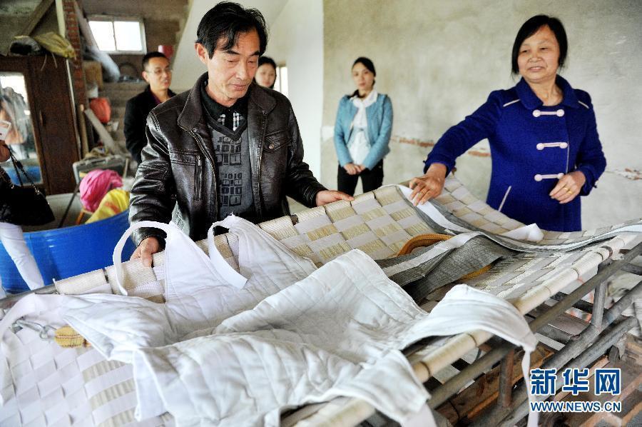 江西鄱阳农民朱清华的妻子因结石被迫切除左肾，后右肾又遭遇“结石堰塞湖”，命悬一线。为帮助患肾结石的妻子解决病痛，只有高中文化的他，利用农闲时间潜心钻研，自制出一张“排石床”。他的这张“排石床”不但成功帮助妻子排出了肾内的结石，还在去年底获得国家专利。（资料来源：新华网）