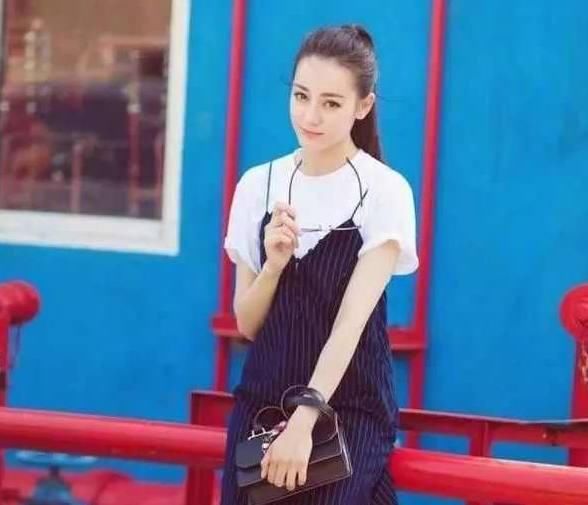 厉害了迪丽热巴,这么丑的连衣裙都能被她穿得