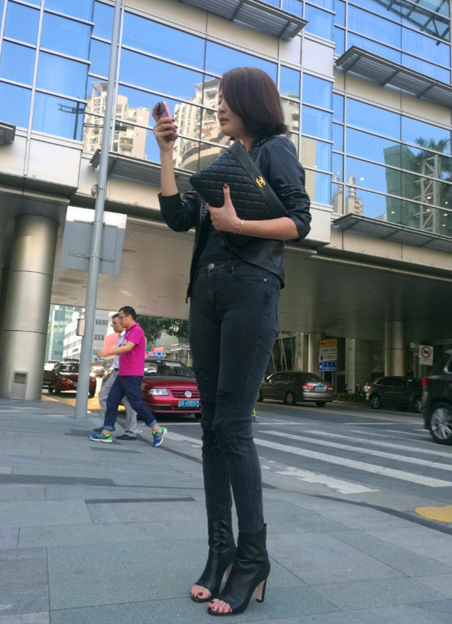 街拍知性短发小姐姐,一条紧身牛仔裤搭配小西