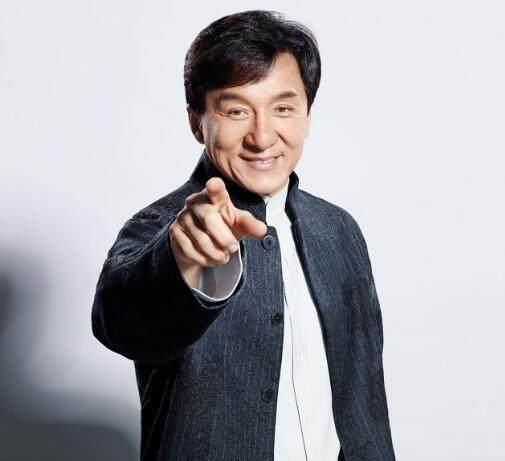 吴卓林与女友落魄到坐在大街上啃面包,成龙:都是爸爸的错!