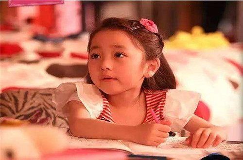 女儿在家玩抖音,10分钟阅读量90万,身后妈妈被