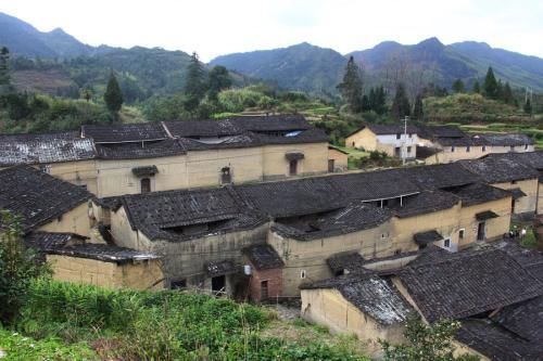 男子母亲去世后,夜里梦见母亲痛哭不止,打开棺