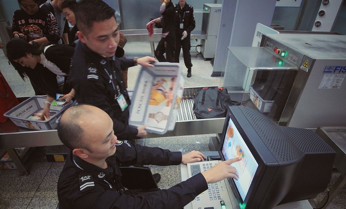 探访机场安检开机员:盯屏幕是技术活