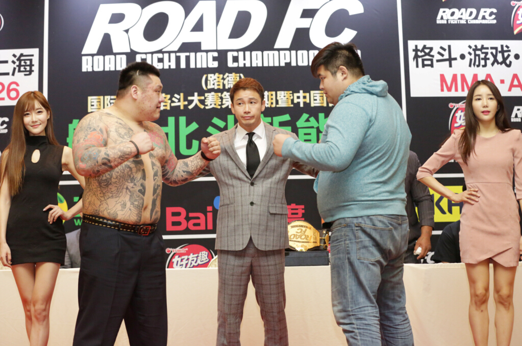 近日，中国20岁格斗小将敖日格乐，比赛中暴揍曾参加日本黑社会组织“山口组”的韩国选手金在勋，24秒KO后仍旧击打对手甚至裁判都拦不住。