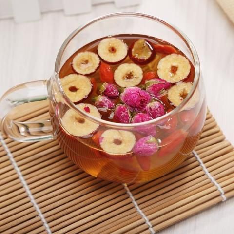 女孩每天用5克黄芪泡水喝,不到一个月身体大变