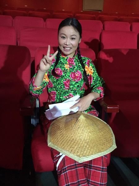 草帽姐是山东临沂的,她在成名前也是一位农民,每天的工作就是干农活