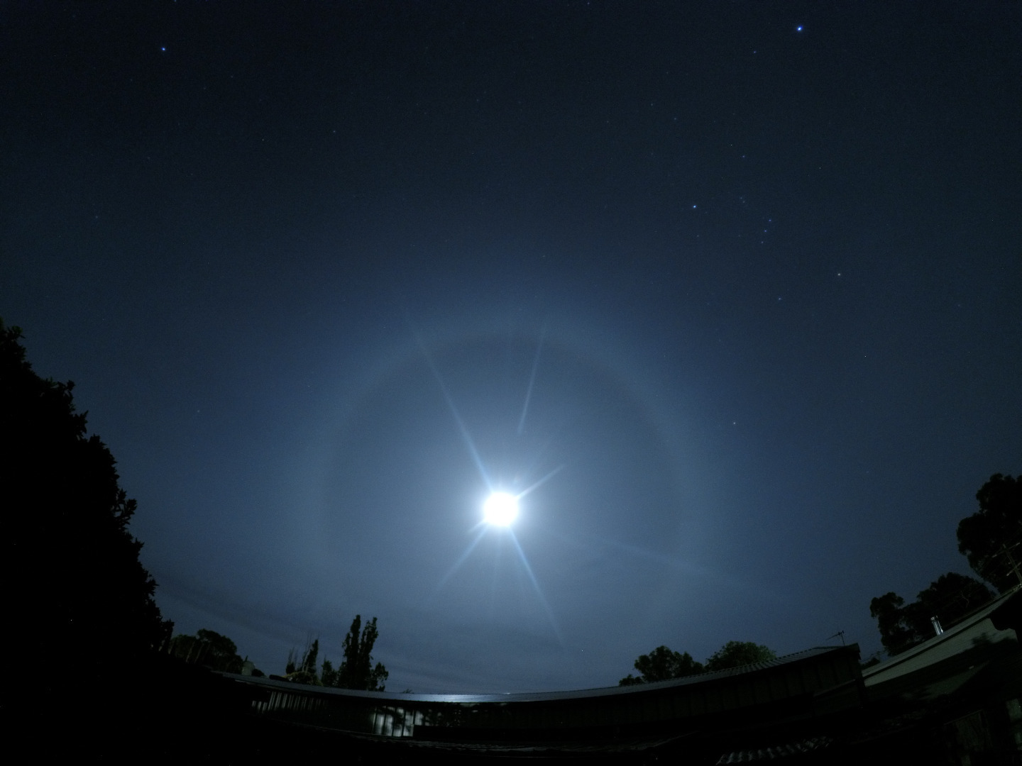 太梦幻了!gopro抓拍澳洲夜空绝美月晕奇观-北京时间