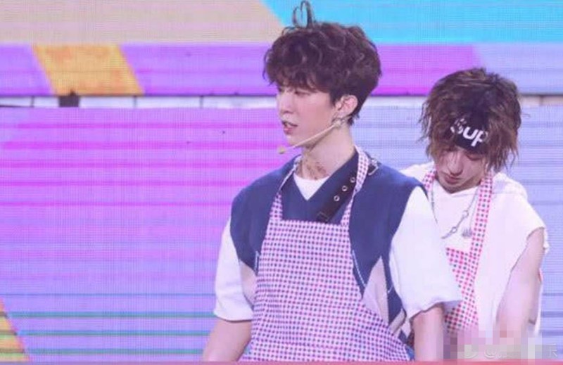 头太大?范丞丞戴不进围裙 蔡徐坤贴心帮忙 谁