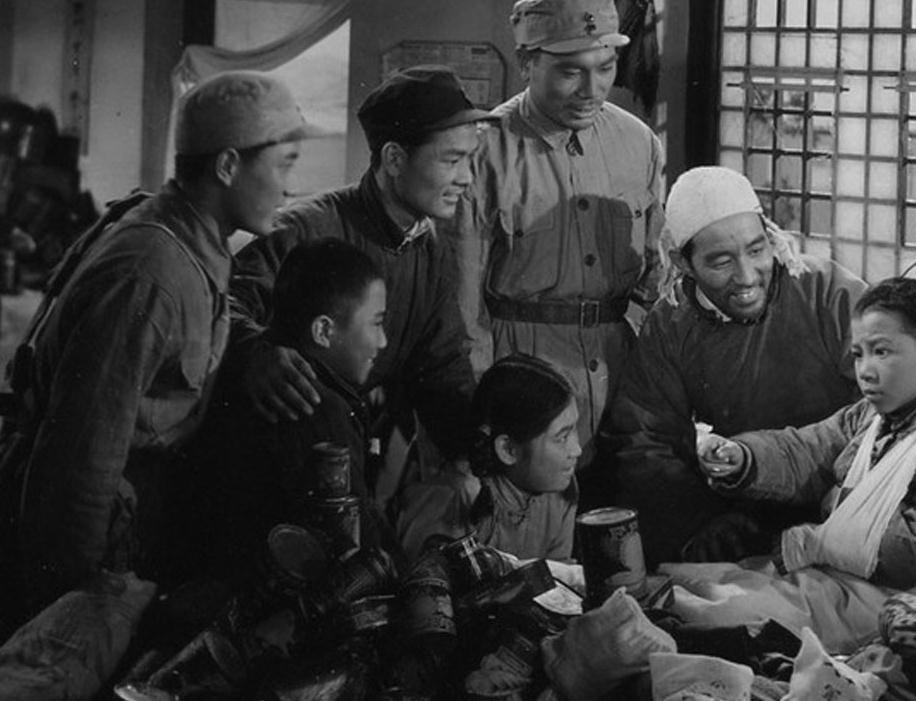 《鸡毛信》与同时期其他题材的中国电影一样，上个世纪50年代和60年代的儿童电影，为了适应中国当时的社会形势和政治气候，使孩子们本该充满快乐的童年生活也背上了重担。尽管那时的儿童影片在风格样式的探索方面留下了较多空白，但令人欣慰的是，从《鸡毛信》开始，中国电影工作者的探索，也为那个年代的电影史留下了许多可圈可点的经典之作。单是片头连环画式的构思，在那个缺少视觉冲击的年代，就足以让小观众们精神为之一振。