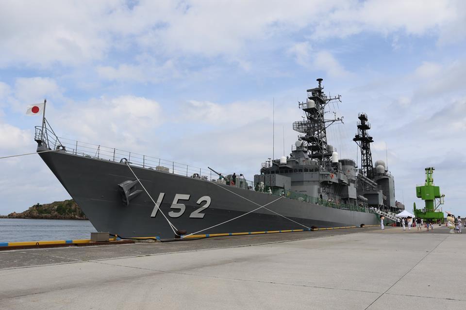 据了解，在总共约4.2万名日本海自队员中，约有2400名女队员。“山雾”号上配有女性居住区及厕所，约有10名女队员。