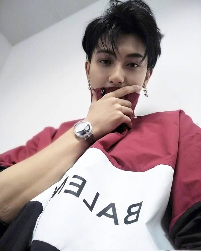 巴黎世家又一爆款!景甜靠它上热搜,撞衫李易峰