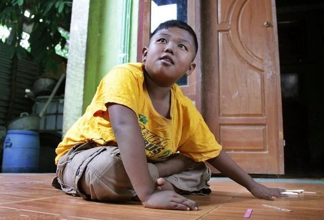 震惊世界2岁男孩一天抽40根烟,不吸烟便发狂,