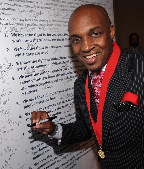 与金分手后，托马斯继续追求自己的音乐事业，并曾为克里斯-布朗等大牌制作唱片，也算过得如意。但很明显，他一直对金耿耿于怀，2010年曾在接受采访时表示，金不仅做了整容手术，而且就是个妓女。