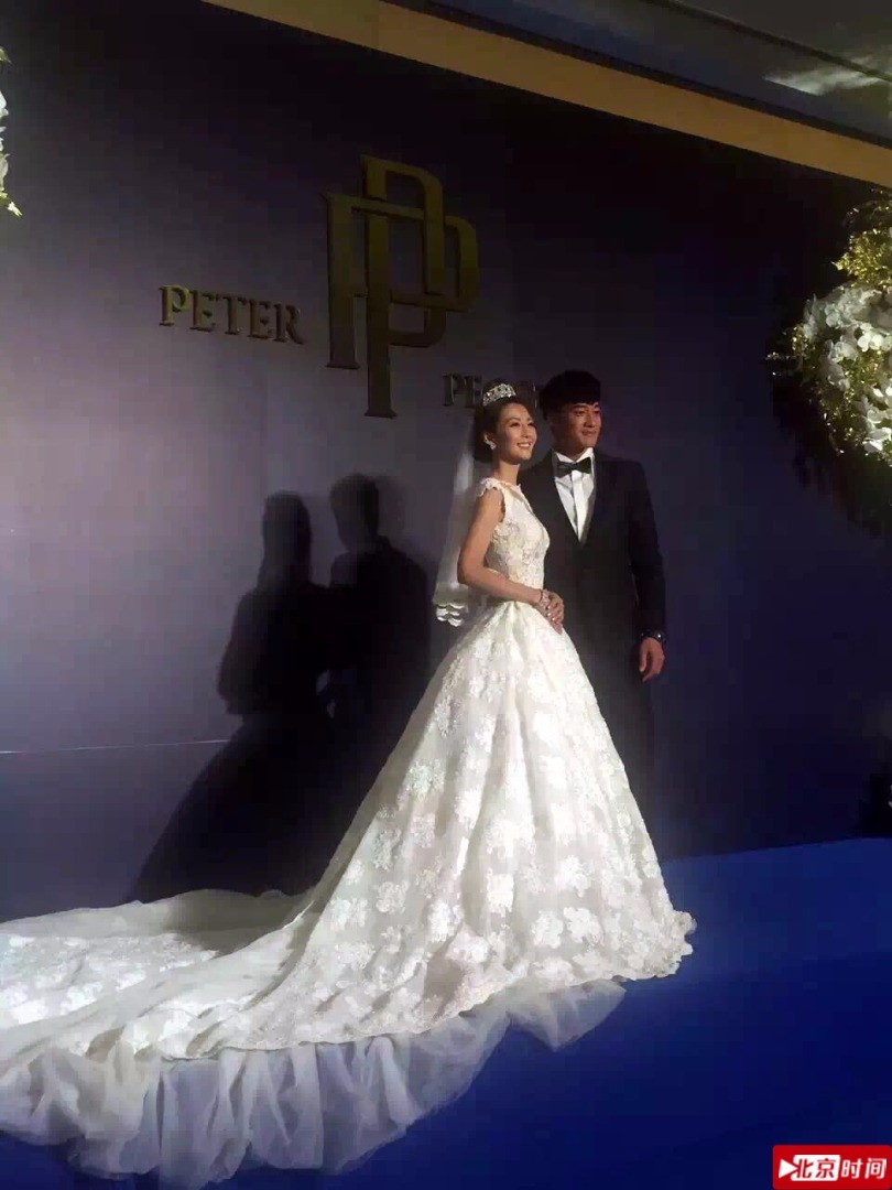 何润东9月1日晚牵着交往9年已登记的妻子林静仪在台北举行婚礼，下午，婚礼内场曝光，一对新人现身接受媒体拍照祝福。