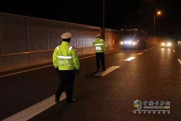 多省市货车超载处罚标准出炉,罚款扣分成常态