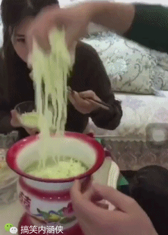 搞笑gif 从鼻子里出来的那一根面条就很魔性了