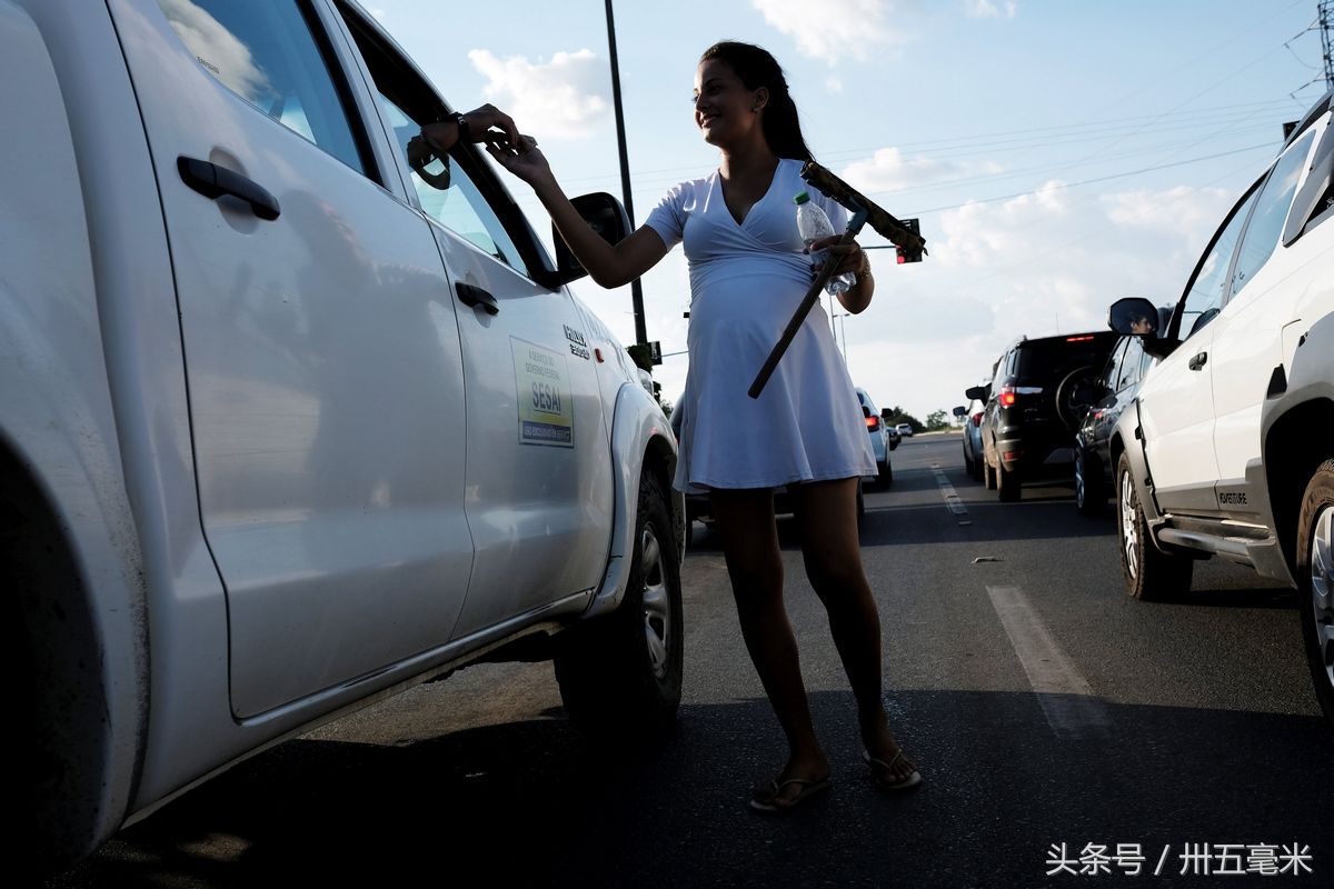 美女国度委内瑞拉经济崩盘 19岁漂亮孕妇逃到邻国巴西擦车待产