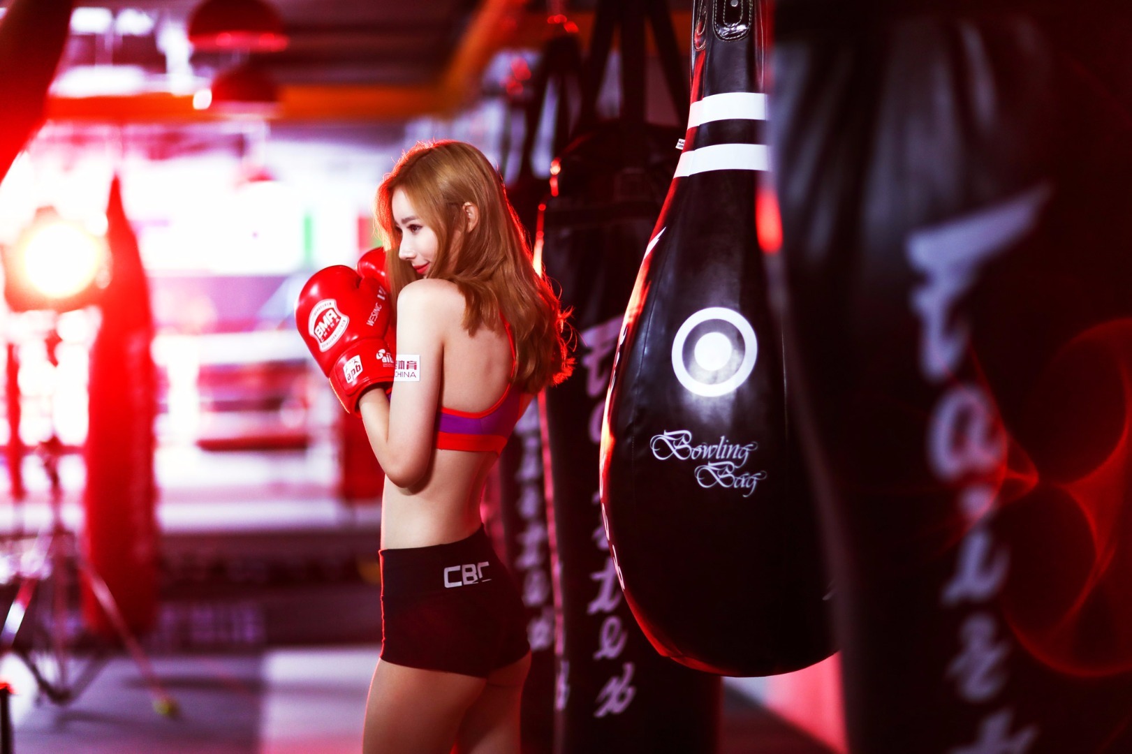 揭秘拳击宝贝发展史：从举牌女郎到视觉甜品